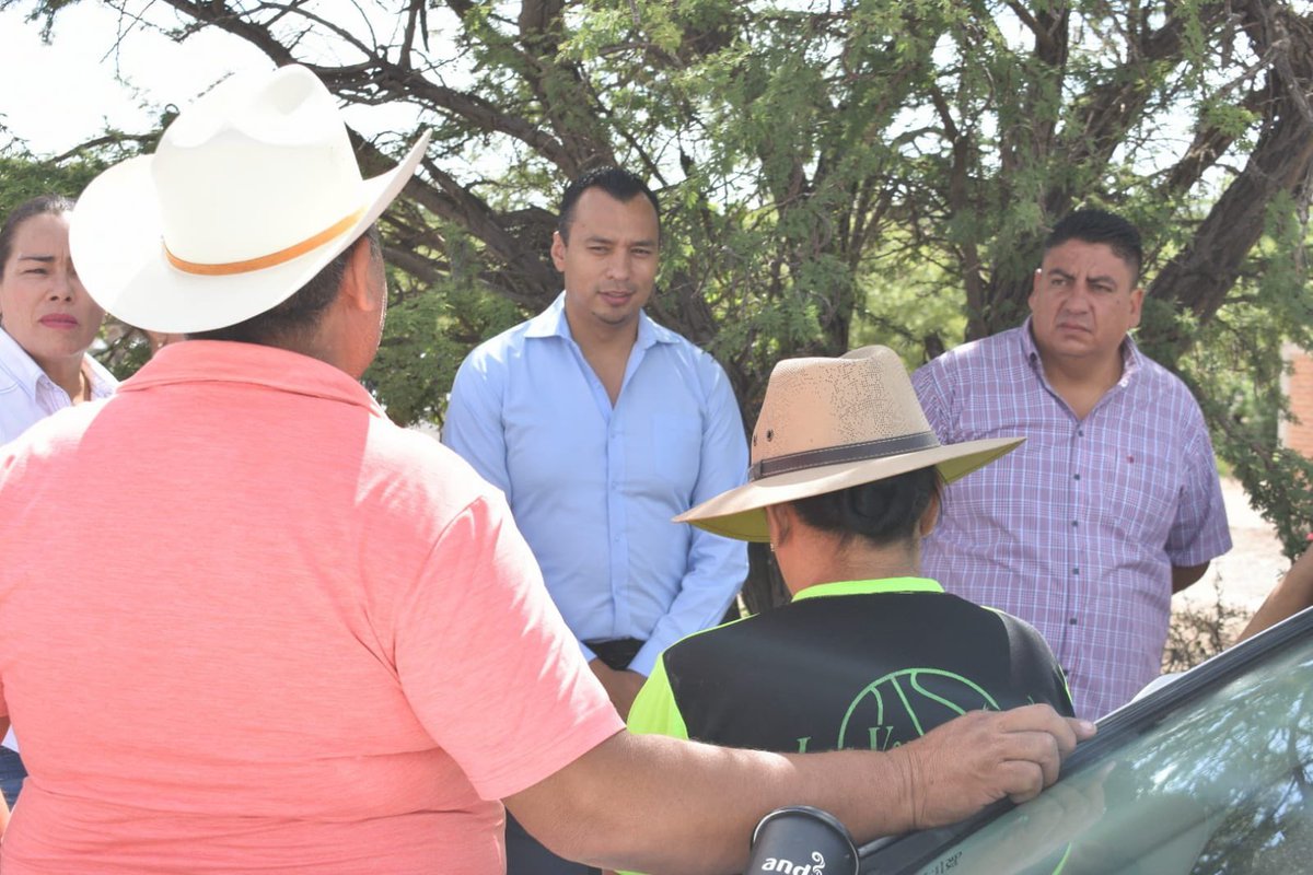 CesarPenaValles's tweet photo. ¡Agua potable para las familias de la comunidad Guillermo Baca!

Hoy supervisamos la instalación de un tinaco para el suministro del vital líquido, en conjunto con la JMAS. 

Porque en la Capital de lo Bueno, atendemos a nuestra gente. https://t.co/ZzE4tUHzqT