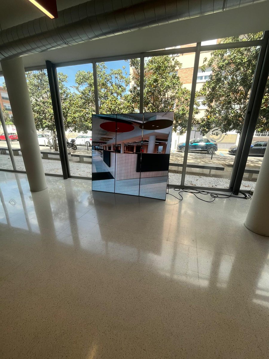 koch42786399730's tweet image. Spain project 3 sides banner led spliced to be one. Indoor p2.5 3840 refresh rate #LED #premteco #ledbanner