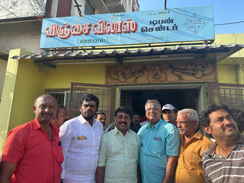 annamalai_k's tweet photo. திருநெல்வேலியில் உள்ள புகழ்பெற்ற,  ‘விஞ்சை விலாஸ்’ உணவகத்தில் இன்று, @BJP4Tamilnadu மாநிலத் துணைத்தலைவர் அண்ணன் திரு @nainarBJP அவர்களுடன் சென்று, காலை உணவு உண்ணும் வாய்ப்பு கிடைத்தது. 

1924 ஆம் ஆண்டு தொடங்கப்பட்ட இந்த உணவகம், நூறு ஆண்டுகளாக, தரத்திலும், சுவையிலும் சமரசம் செய்துகொள்ளாமல் இருப்பது மிகவும் சிறப்புக்குரியது. இங்குள்ள அனைத்து உணவுகளும் பழமை மாறாமல், வீட்டில் செய்யப்படும் முறையிலேயே செய்வதால், இத்தனை ஆண்டுகளாக பொதுமக்கள் ஆதரவைத் தொடர்ந்து பெற்று வருகிறது.

மேலும் பல நூறு ஆண்டுகள் இந்த உணவகம் சிறப்புடன் செயல்பட வாழ்த்துக்களைத் தெரிவித்துக் கொள்கிறேன்.