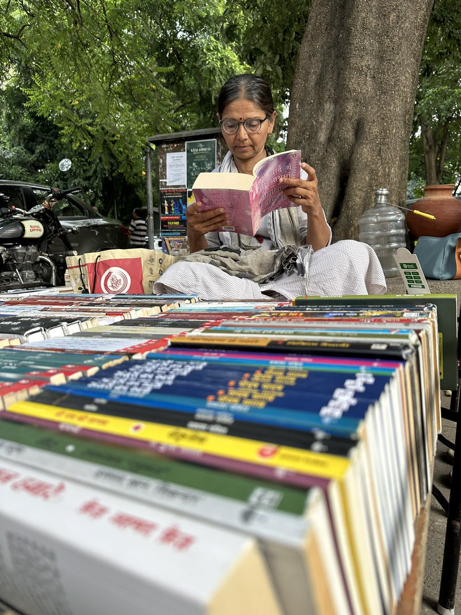 पिछले 20 सालों से धूप गर्मी बारिश के प्रपंचों से परे, मंडी हाउस में श्रीराम आर्ट सेंटर के सामने एक किताबों का गुलशन सजा रही हैं संजना तिवारी।

थियेटर से लेकर रूसी साहित्य फिर जयशंकर प्रसाद से लेकर प्रेमचंद तक किताबों का ब्रम्हांड जुटा रखा है।

दामाद आईपीएस है, बेटा एमबीबीएस एमडी