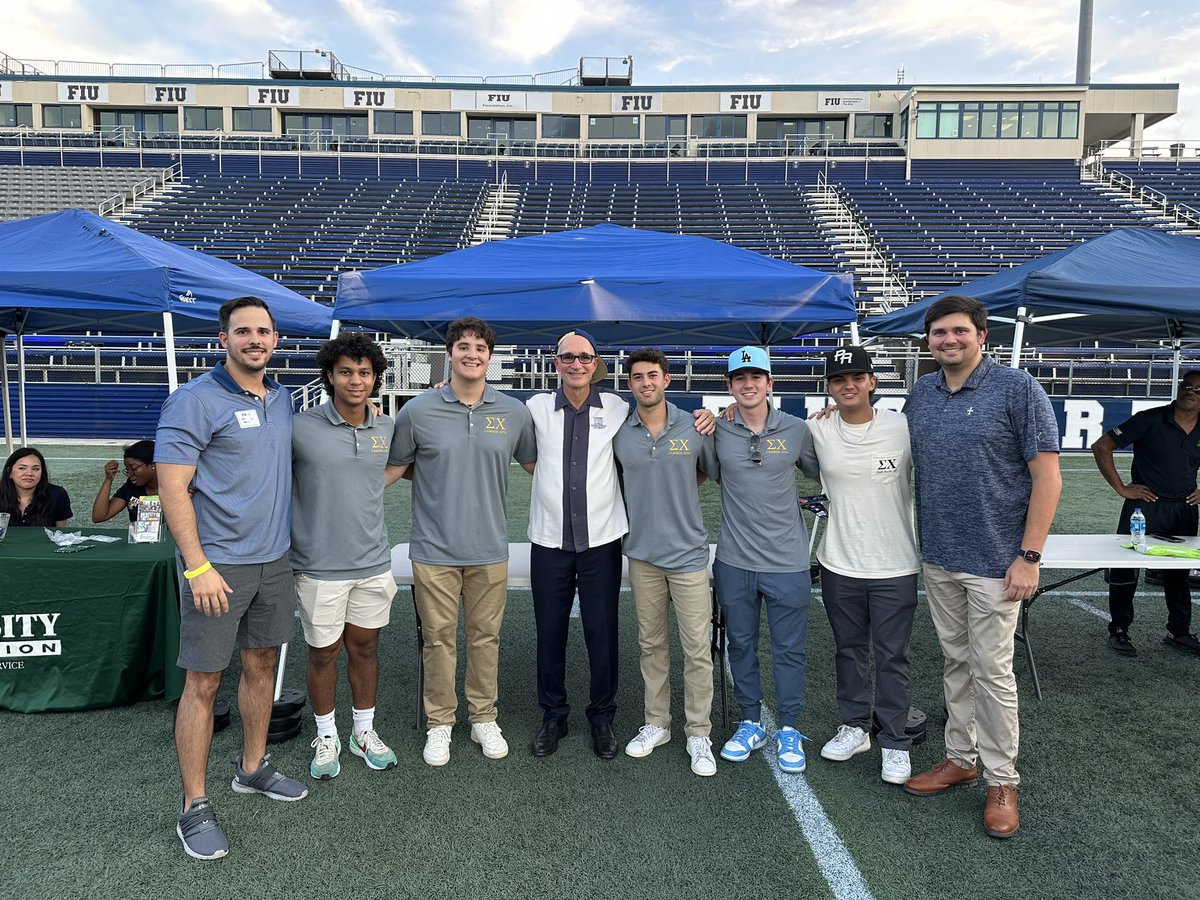 Paws Up 🐾 with <a href="/FIUPresident/">Jeanette Nuñez</a> at FIU’s “1st Night” Event