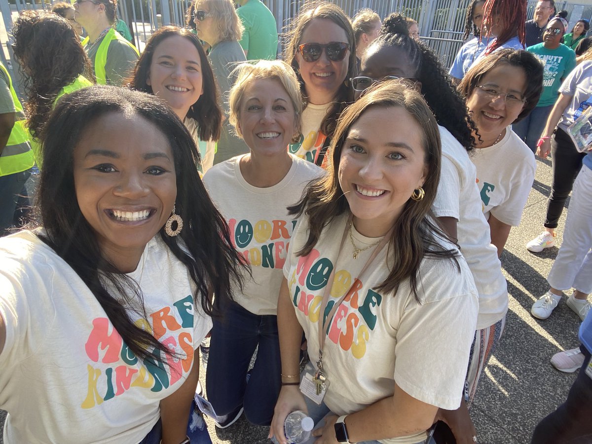 JacksonRavin's tweet photo. Started this school year with some groovy back to school PD days and Rock Paper Scissors! This is going to be a good year. 🌻 #MooreKindness #assistantprincipal https://t.co/744Z02dn4k