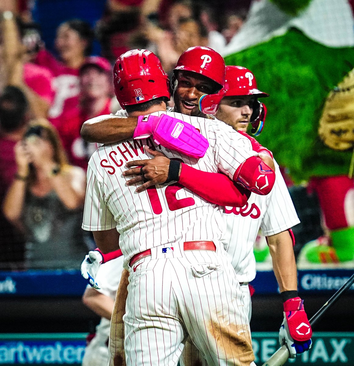 Phillies's tweet photo. Monday night done right https://t.co/04OvfFP0qc