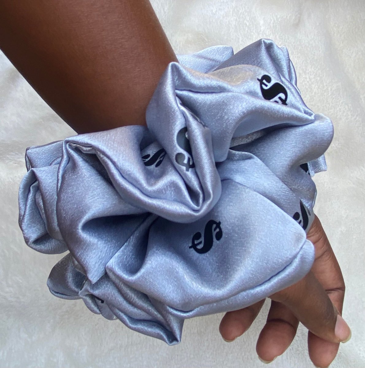 TiggsCreations's tweet photo. Check out these dollar sign satin scrunchies available in my #etsyshop.  

https://t.co/I2NWRRzcuY https://t.co/0YKl5GKfLu