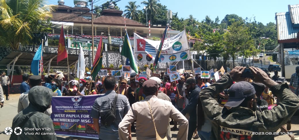 BazokaLogo's tweet photo. #BreakingNews #JayapuraCity | In Jayapura City (Port Numbay) this afternoon (at 11.30), the masses peacefully moved towards the gathering point but the Indonesian Police continued to blockade and prohibited peaceful demonstrations from being carried out, Tuesday (22/08/2023). https://t.co/O19Q1J70vL