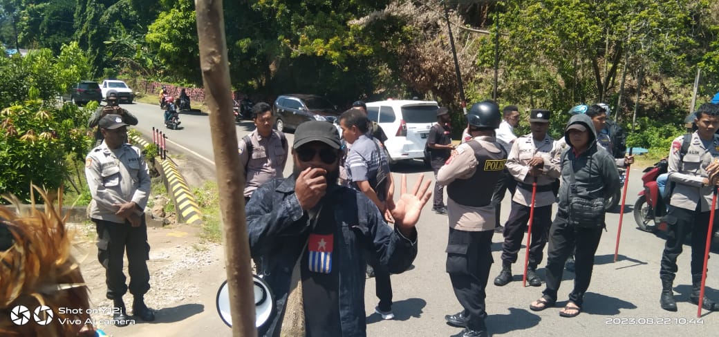 BazokaLogo's tweet photo. #BreakingNews #JayapuraCity | In Jayapura City (Port Numbay) this afternoon (at 11.30), the masses peacefully moved towards the gathering point but the Indonesian Police continued to blockade and prohibited peaceful demonstrations from being carried out, Tuesday (22/08/2023). https://t.co/O19Q1J70vL
