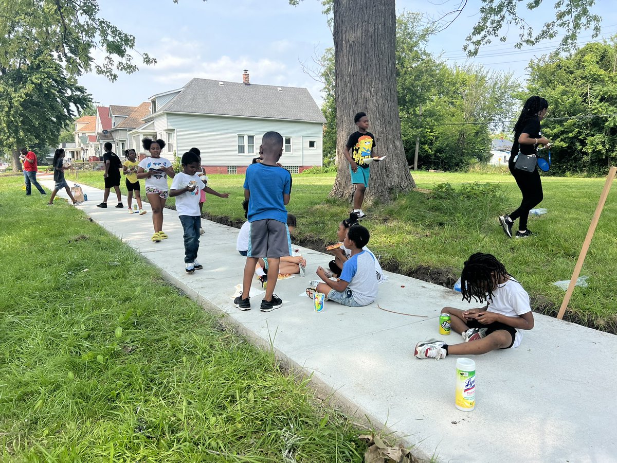 JRBlockClub's tweet photo. Us kids have been waiting 7 years for this ! SIDEWALKS on Fischer ! Thanks for getting it down @MsMarySheffield @MayorMikeDuggan please make sure all neighborhoods get them ! #detroit #pingreepark #youthleaders #communities #optoutside https://t.co/QEz9tr6C19