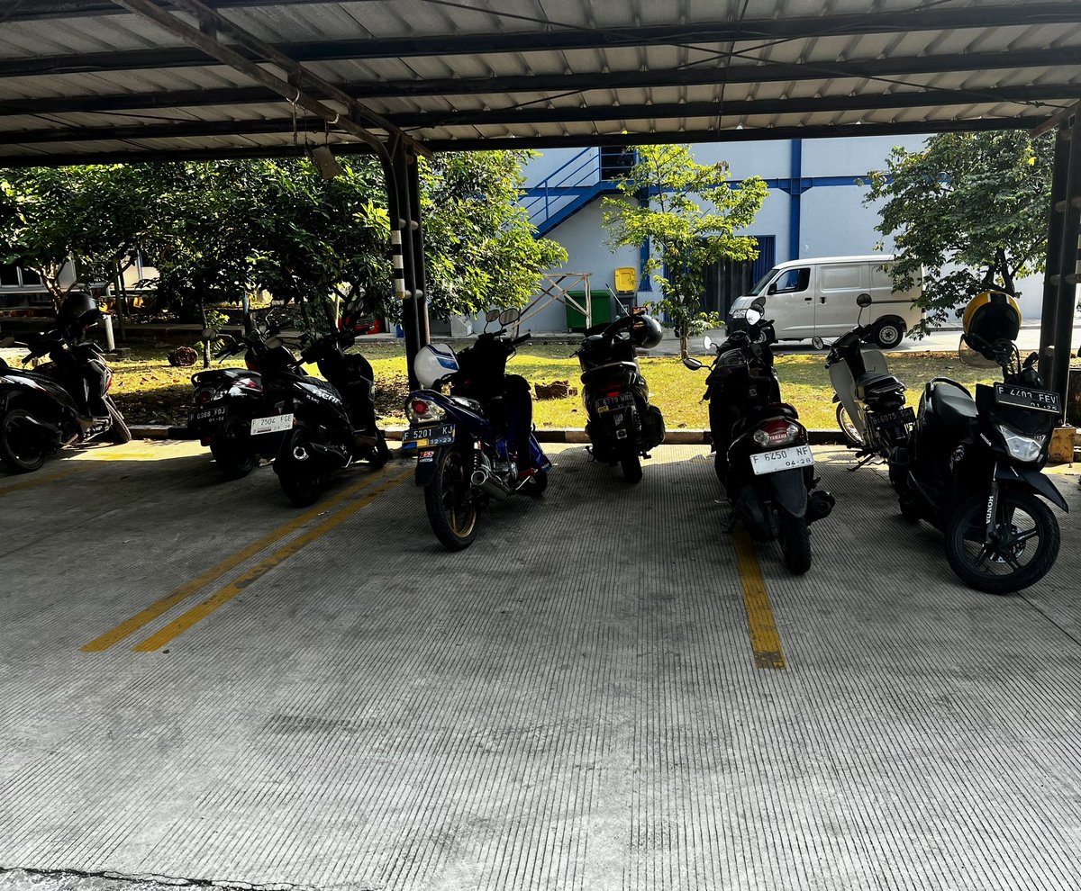 Ato_De9's tweet photo. Perlu diperhatikan dan ditertibkan oleh @brin_indonesia, lahan parkir buat mobil malah dipakai oleh motor. Lokasi : Kantor BRIN Cibinong https://t.co/hB2iOrKmPZ