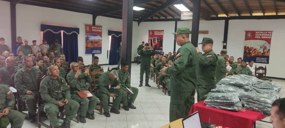 dhernandezlarez's tweet photo. El Comandante de la @lara_zodi13 de manera explícita, y mostrando sus dotes de líder militar, explica claramente lo que corresponde a la intención del Comandante como enunciado, claro y conciso de lo que sus hombres deben hacer y las condiciones que se deben alcanzar para tener éxito, tomando en cuenta el adversario, el terreno y listado final deseado ! 
Tal unidad tal Comandante !

#FANB 
#IntegrarEsVencer