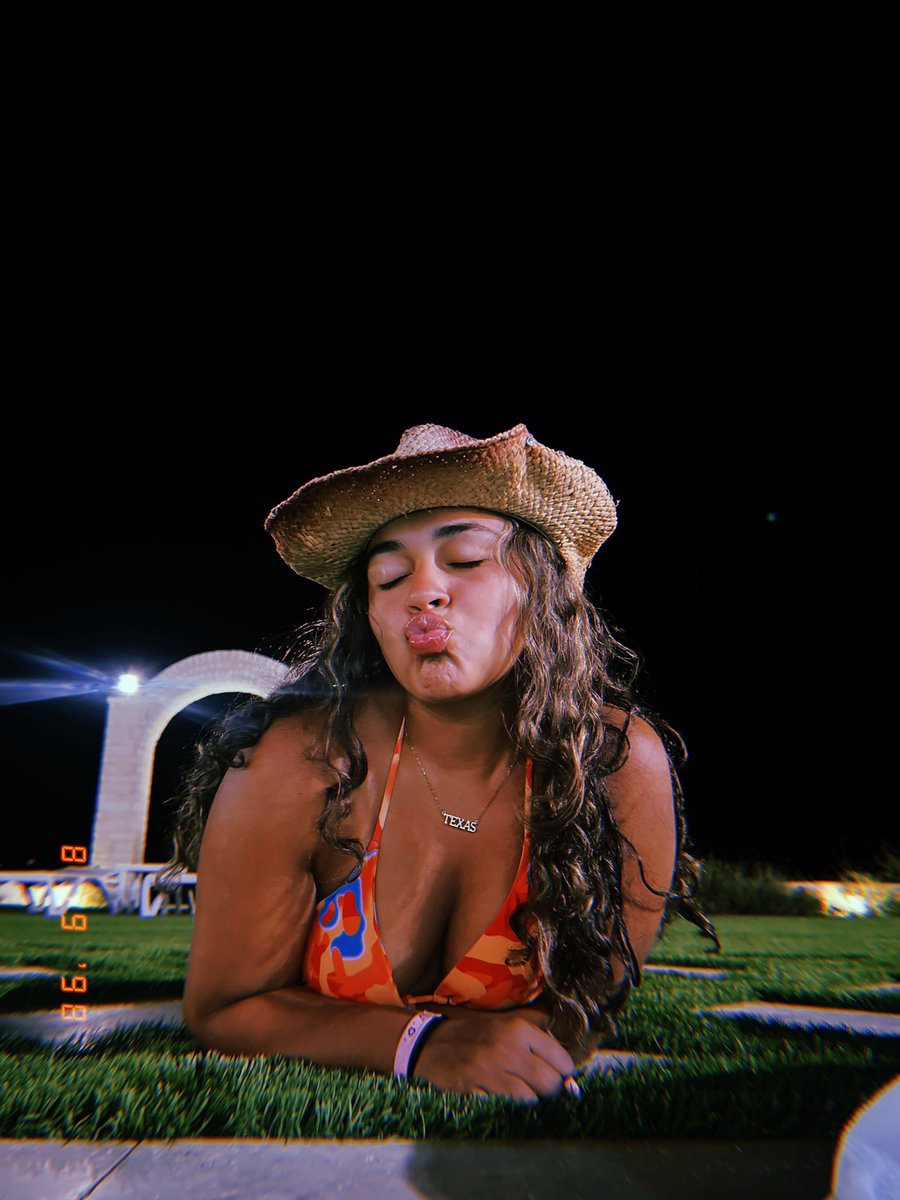 briannaleonnn's tweet photo. saturday nights in tx 🤠✨ https://t.co/AkkVIu1R2q