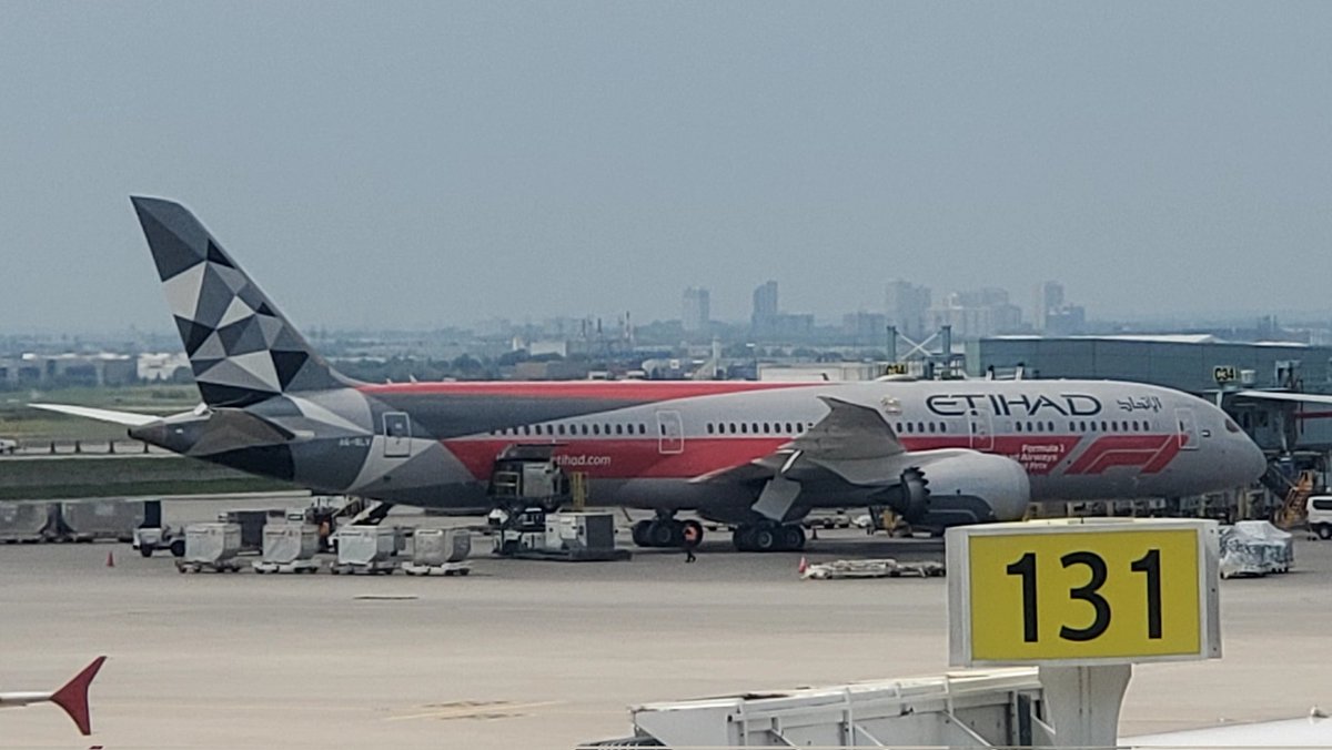 veryboeing's tweet photo. Etihad Airways #B787 -9 #A6BLV 'Abu Dhabi Grand Prix' livery CYYZ https://t.co/lKwGcYoQAm