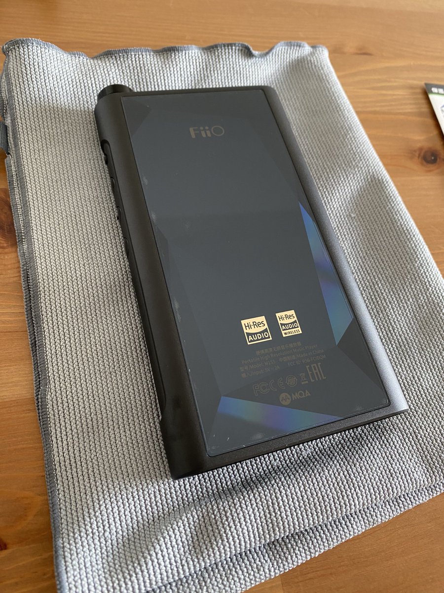 vespaman2501's tweet photo. ケースはつけてるけど画面や背面の傷防止にフィルムを購入。ささっと貼り付け完了！ホコリ混入はぱっと見ゼロ。端の気泡はそのうち抜けるからよし！
#FIIO #M15S https://t.co/zgdrLcARGN