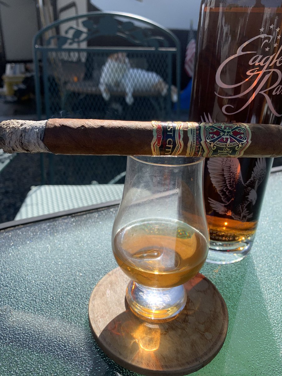 neilbole's tweet image. I missed #FuenteFriday so an #OpusX tonite with @eaglerarelife  🥃 #Capone 🐈