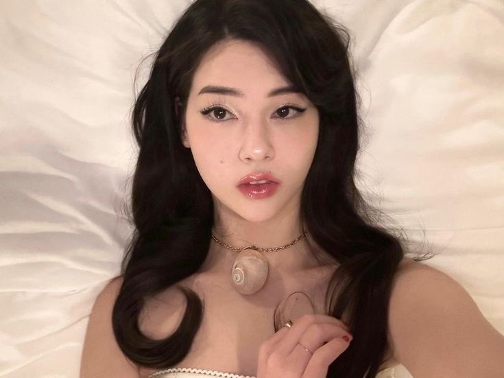 mrmaidmoteI's tweet photo. @ARLESRPG 🌲 ──┈ Kira Milliard.

، ﹆ 𝐒hαpe Joy e Kaycee 
، ﹆ 𝐒exuαlıdαde &amp; 𝐏ronomes Bi, ela/dela
، ﹆ 𝐁αırro  Quartier de La Roquette 
، ﹆ 𝐏rofıssα‌o Florista https://t.co/ziUryKEqHd