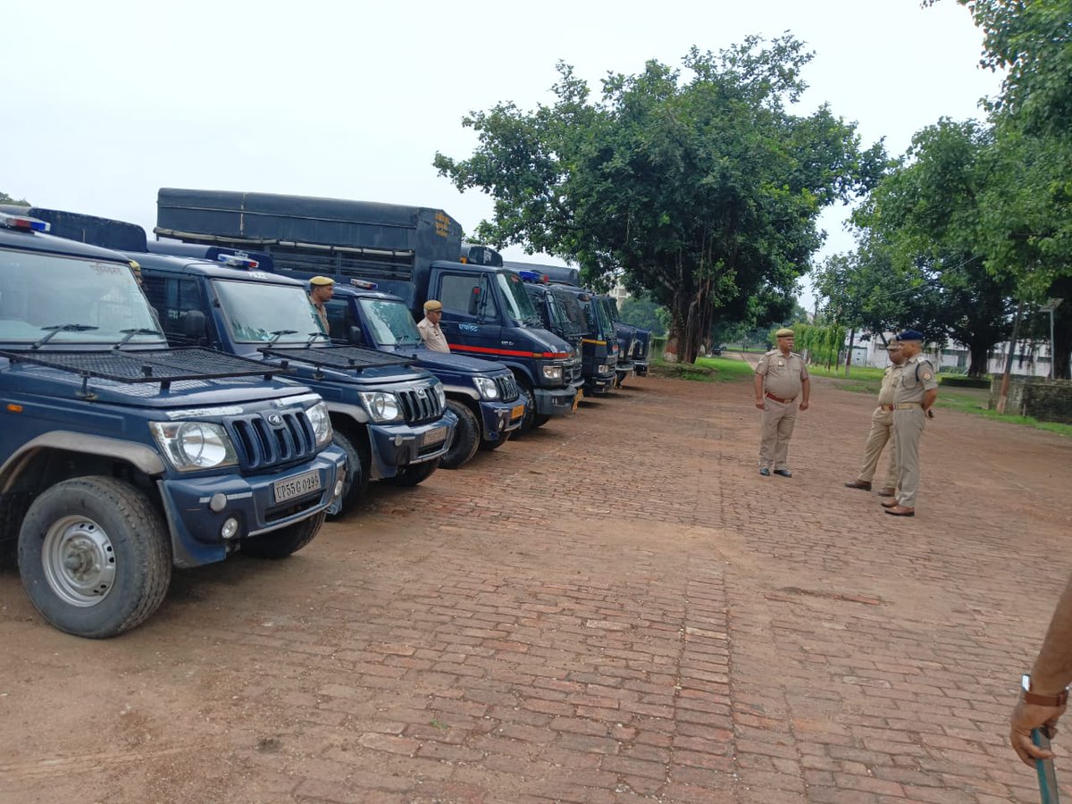 siddharthnagpol's tweet photo. #siddharthnagpol अपर पुलिस अधीक्षक द्वारा रिजर्व पुलिस लाइन में मंगलवार की परेड की सलामी ली गई तत्पश्चात क्वार्टरगार्द, परिवहन शाखा, लाइब्रेरी, आदि शाखाओं का निरीक्षण कर संबंधित को आवश्यक दिशा-निर्देश दिए गए।   
#UPPolice 
#siddharthnagpol https://t.co/JBFd2rmbqO