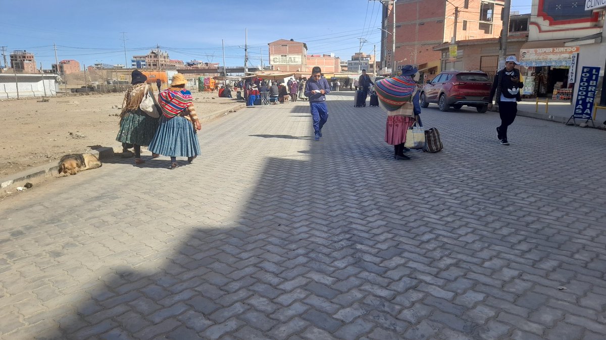 JannetMayta's tweet photo. #Distrito8
Vecinos del distrito bloquean la avenida 6 de Marzo porque  piden el cumplimiento de compromisos  por parte del Gobierno Central, Departamental y Municipal; además, no están de acuerdo con el pasaje único de 1,50 bs y afirman que radicalizarán las medidas de presión. https://t.co/keaNtfjX2R