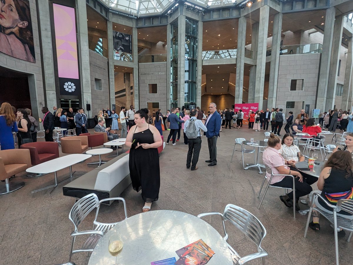 La conseillère @simplementsonia et moi ce sont bien amusé en représentant le <a href="/MonCepeo/">CEPEO</a> lors de la soirée de <a href="/FierteCapPride/">Capital Pride • Fierté dans la Capitale</a> pour souligner le début de la semaine de la fierté à Ottawa! #BonneFierte