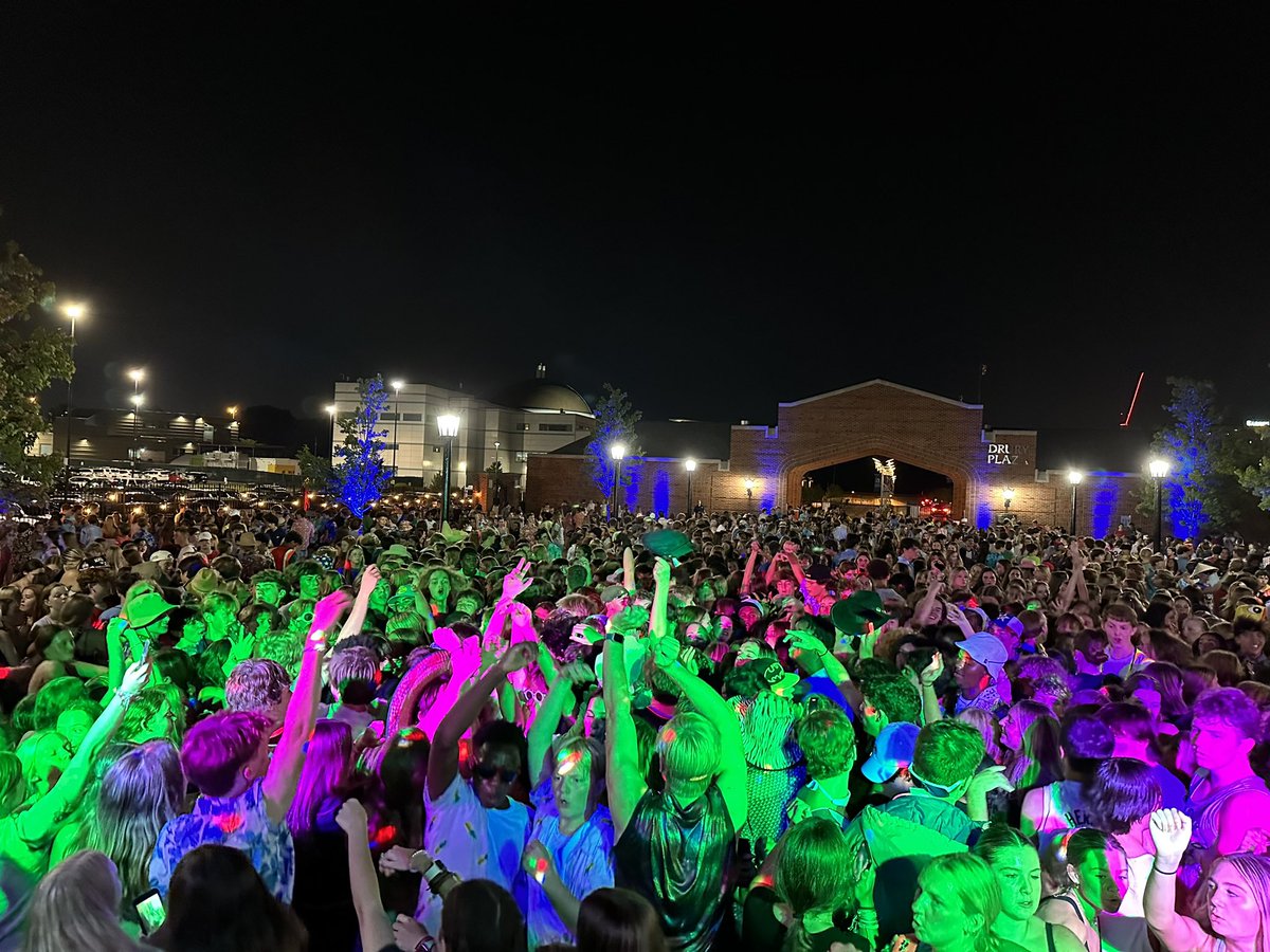 SLUHStudentLife's tweet image. The ever popular Back to school Mixer capped off an amazing first week on Friday night. @SLUHSTUCO