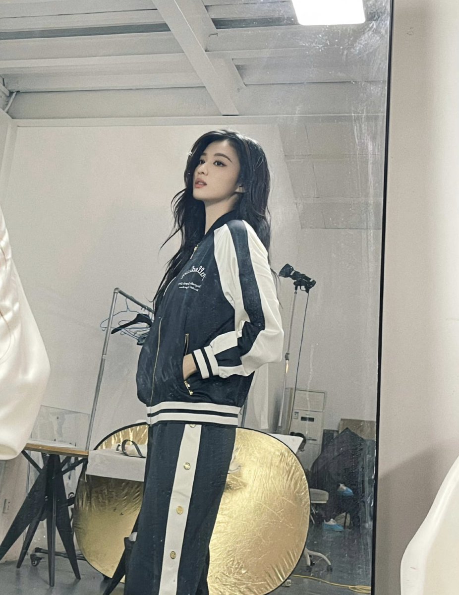 jeanaalice_chu's tweet photo. Take a picture in front of the mirror 🤎
#WangChuran #王楚然 #chineseactor #chineseactress #photoshoot #beauty
#model #chinese #cdrama #HaveaCrushonYou #thelongestpromise #royalfeast #challengesatmidlife #fireworksofmyheart https://t.co/5Rgiqb3Wii