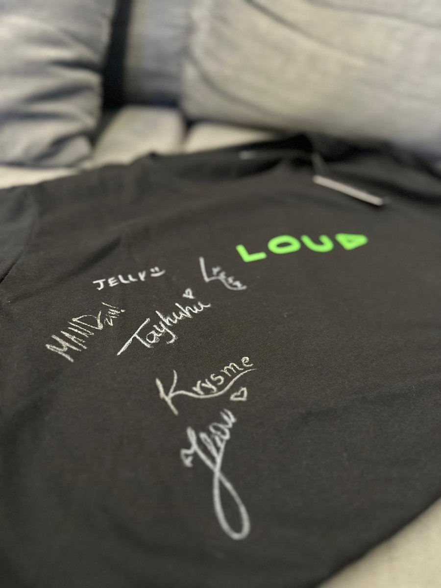 Já imaginou garantir a camiseta da <a href="/LOUDgg/">LOUD 🇧🇷</a> autografada pela line de Valorant Inclusivo ?

Está aberta a rifa desta camiseta linda e você pode adquirir através de nossa DM.

Valor: R$ 10,00 

Não perde tempo, corre pra nossa DM 🏃‍♀️🏃