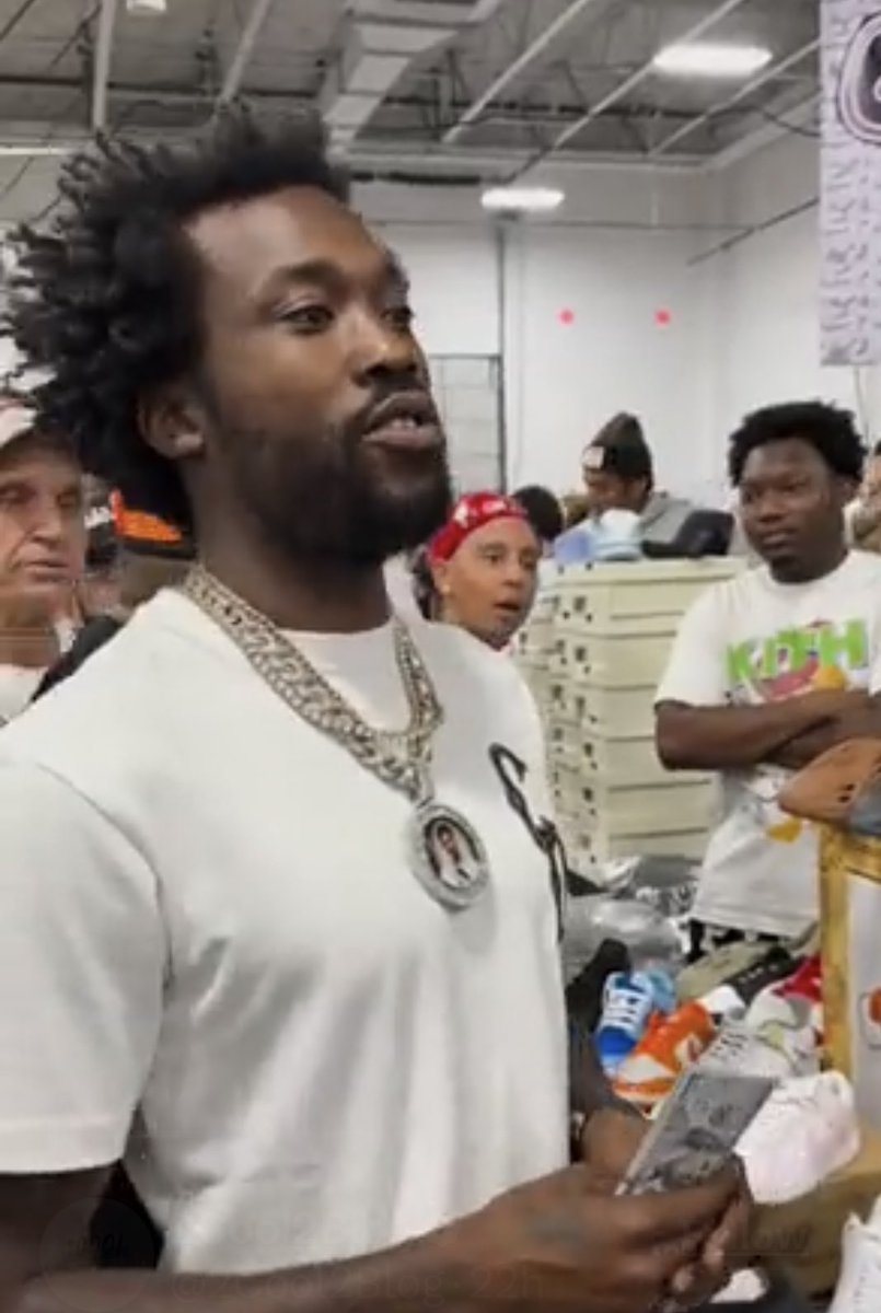 Glick_Owens's tweet photo. When I open the Grailed app https://t.co/y44O8rDlWf