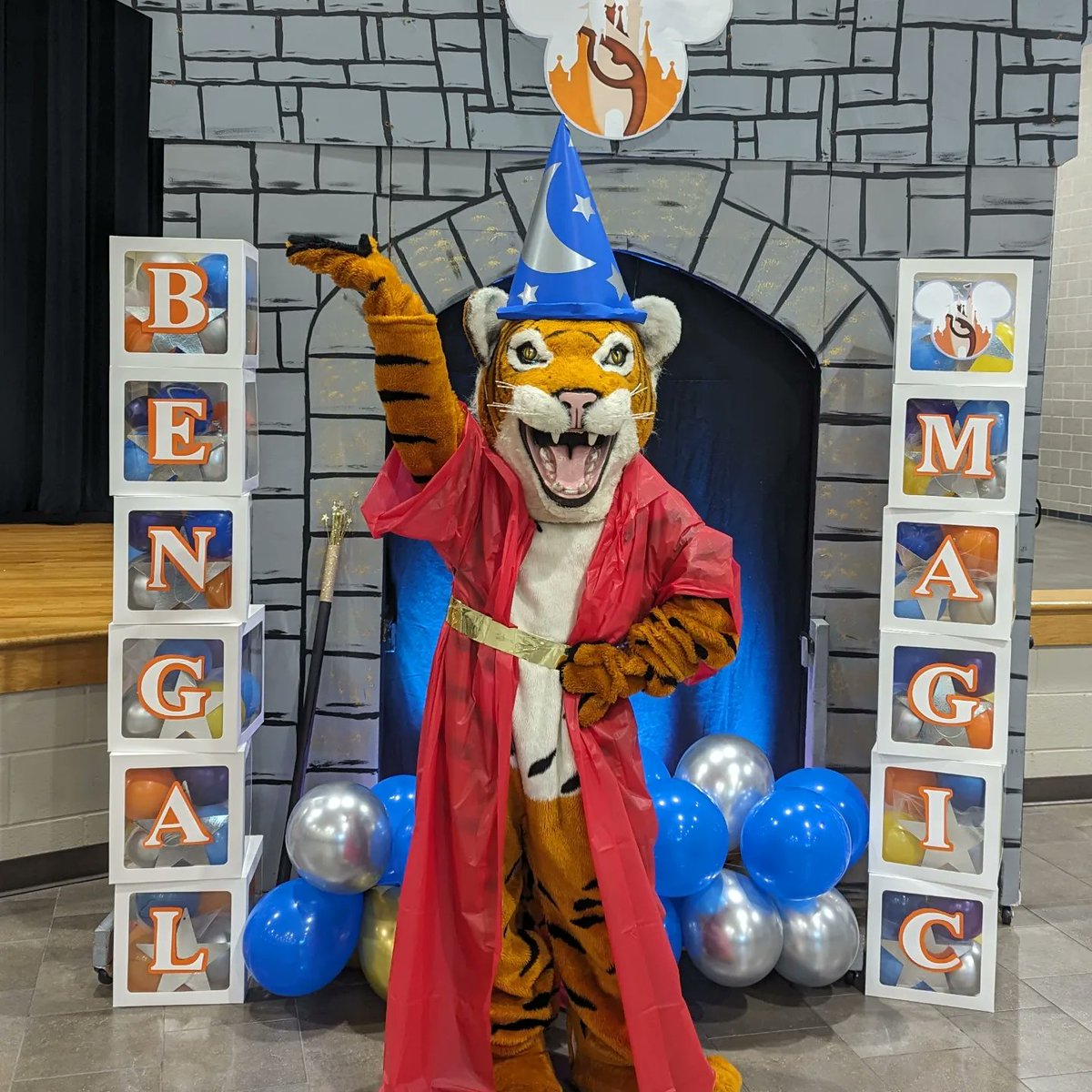 salyardsms's tweet photo. Beaux brought all the #BengalMagic as we welcomed our staff back to campus for 2023-24! 

Andy's Kitchen Cypress brought a magical breakfast of eggs, country potatoes, bacon 🥓, and biscuits and gravy! Thank you, Andy, for always supporting our staff!

 #WeAreSalyards https://t.co/RTxdFmJiMZ