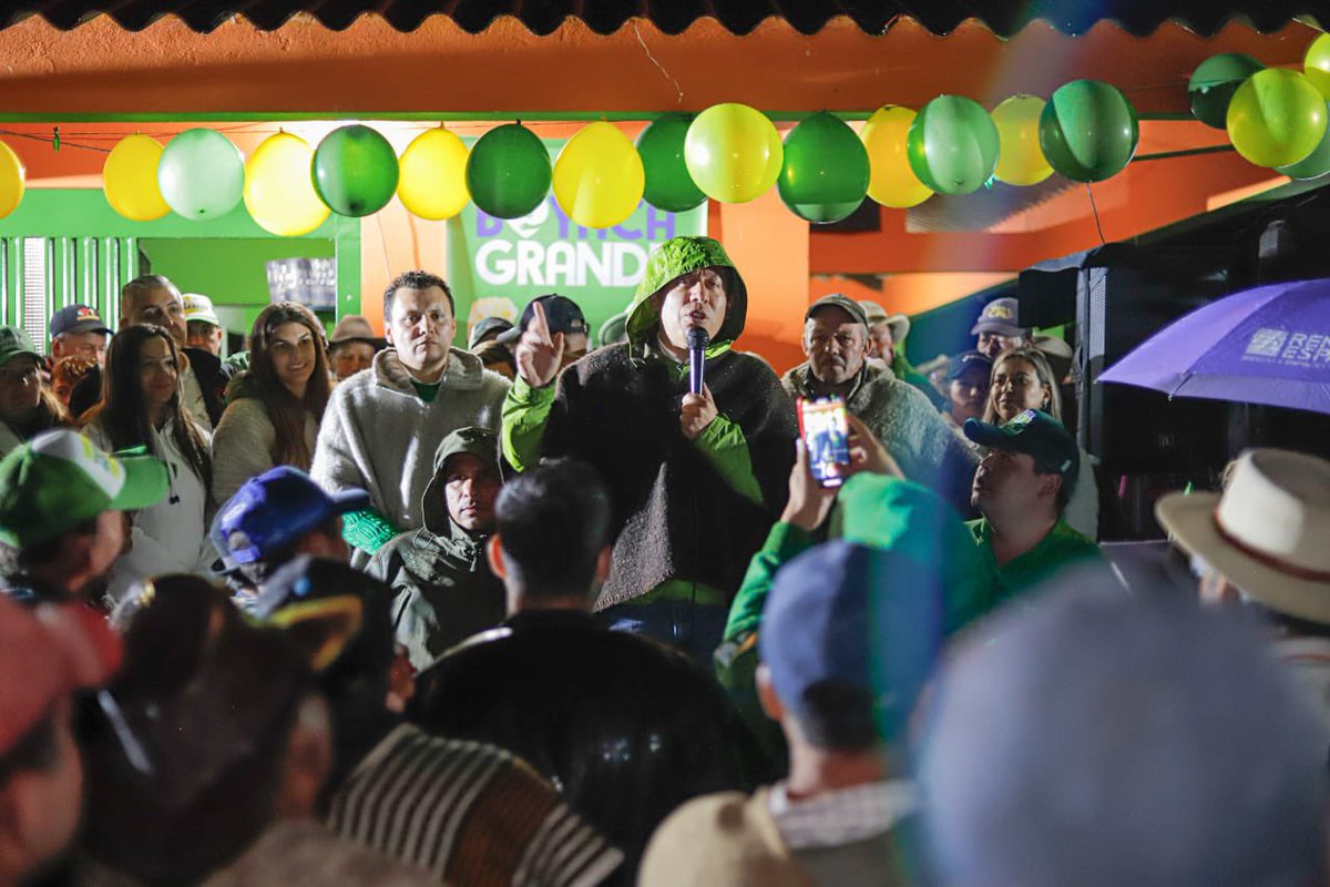 CarlosAmayaR's tweet photo. Terminamos una gran jornada con nuestra gente de la Vereda Gaunza, en Úmbita, emocionados y llenos de cariño.

¡Qué honor llegar hasta este lugar! Llena el alma y toca el corazón terminar un día así, rodeados de profundo apoyo y de campesinos valientes.

Gracias, infinitas gracias a todos los boyacenses que hoy nos recibieron.
Vamos muy bien y eso es gracias a su confianza.

¡Seguimos adelante por una #BoyacáGrande 💚💜🤍!