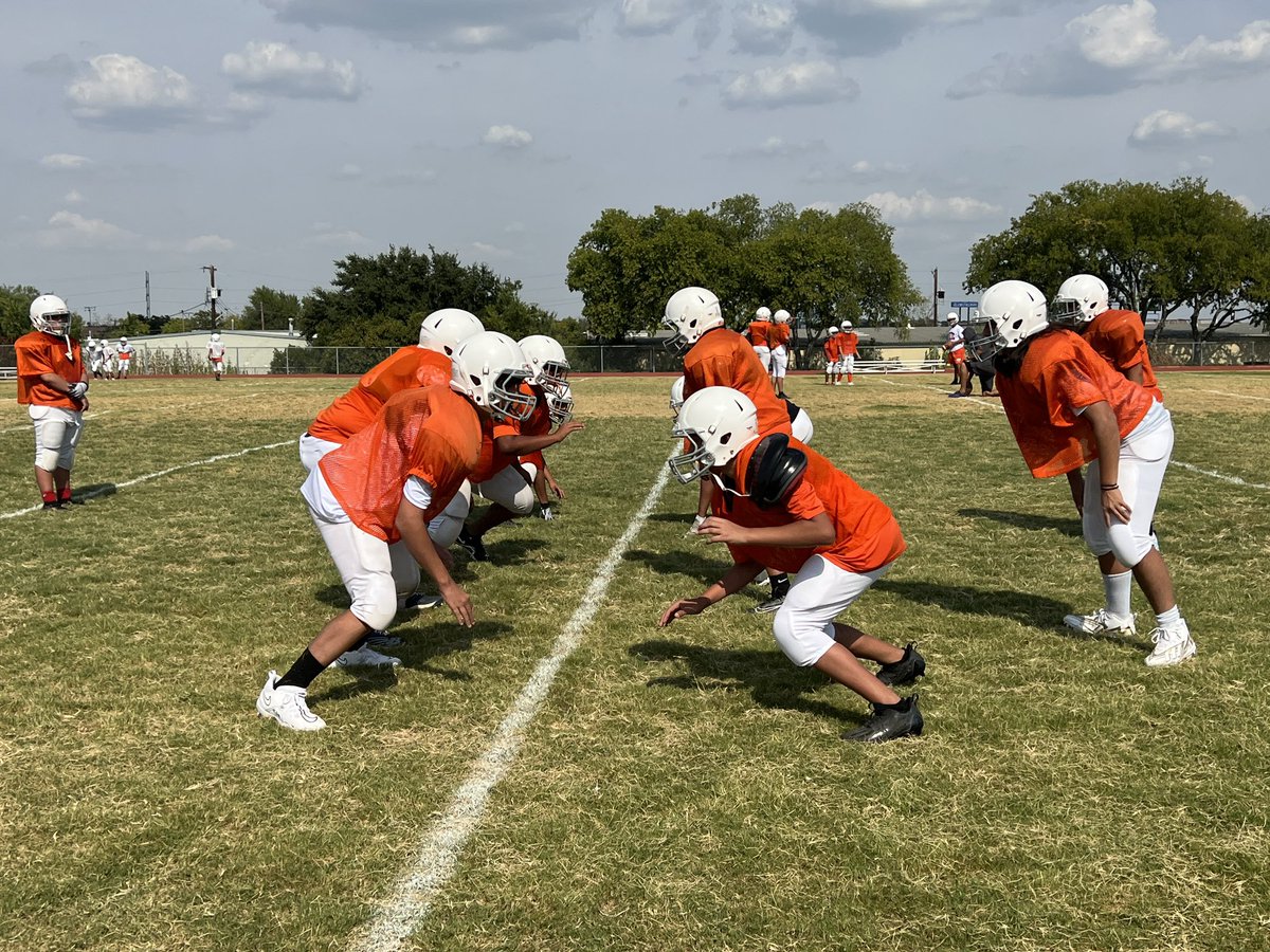 CintheeaR's tweet image. OVER 100☀️ reasons to be proud of this crew! @JaguarsJackson @NeisdPE_Health 
#TEAMWORK 🧡🖤.
#wetalkingaboutpractice  🏈🔥.
#RootEdJackson