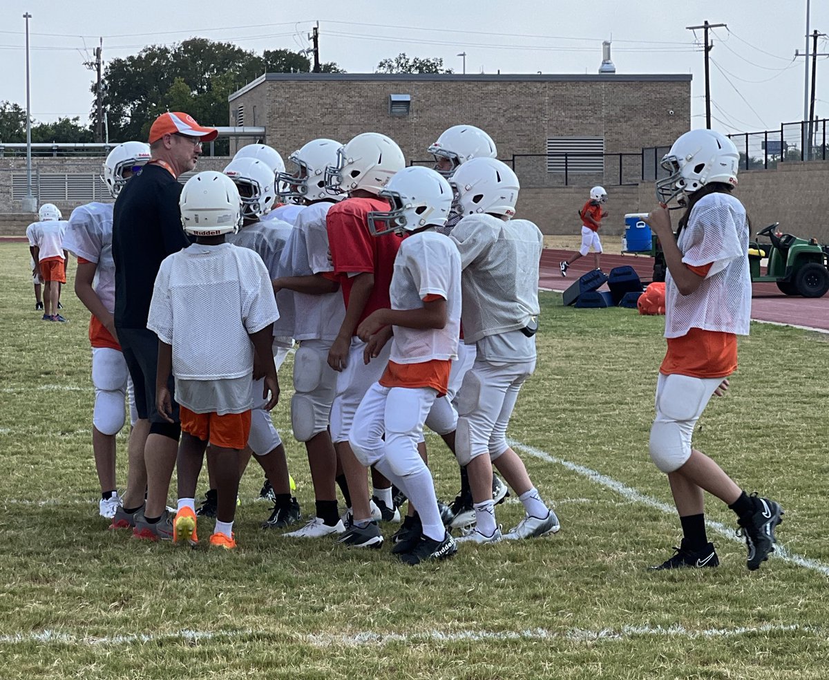 CintheeaR's tweet image. OVER 100☀️ reasons to be proud of this crew! @JaguarsJackson @NeisdPE_Health 
#TEAMWORK 🧡🖤.
#wetalkingaboutpractice  🏈🔥.
#RootEdJackson