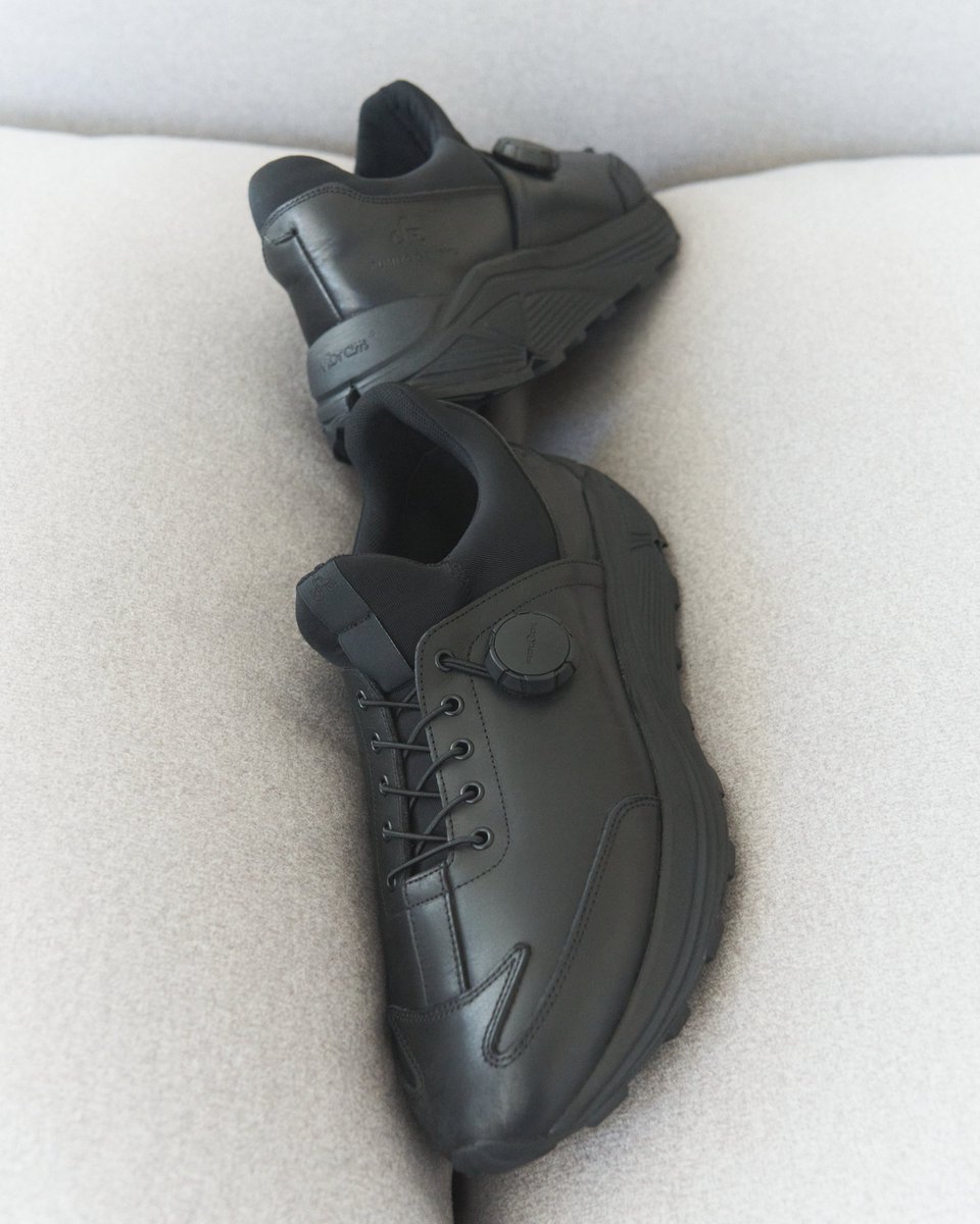 hynm's tweet image. オールブラックのハイブリッドな一足がお目見え。つくったのは、フミト ガンリュウとオーエーオーのコンビです。

houyhnhnm.jp/news/758668/

#FUMITOGANRYU
#OAO