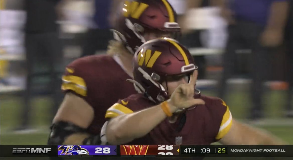 JOEY SLYE GAVE AN L TO THE #RAVENS SIDELINES 😂