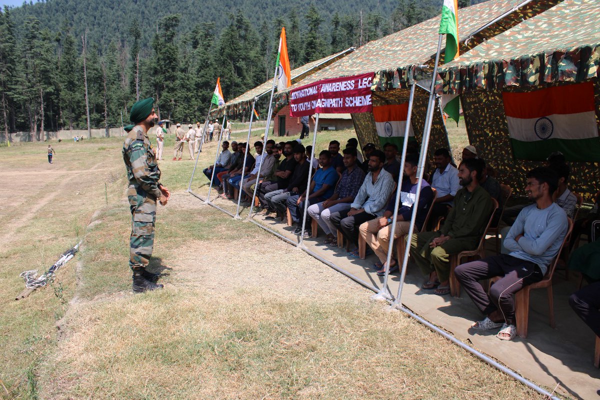 IrshadK87646771's tweet photo. #IndianArmy organised an  Awareness Drive for the Agnipath Scheme.

#Kigam
#Kashmir
#Kupwara
#IndianArmy
#HumSayaHaiHam
#ProsperousKashmir https://t.co/Fw5yWKKdnv