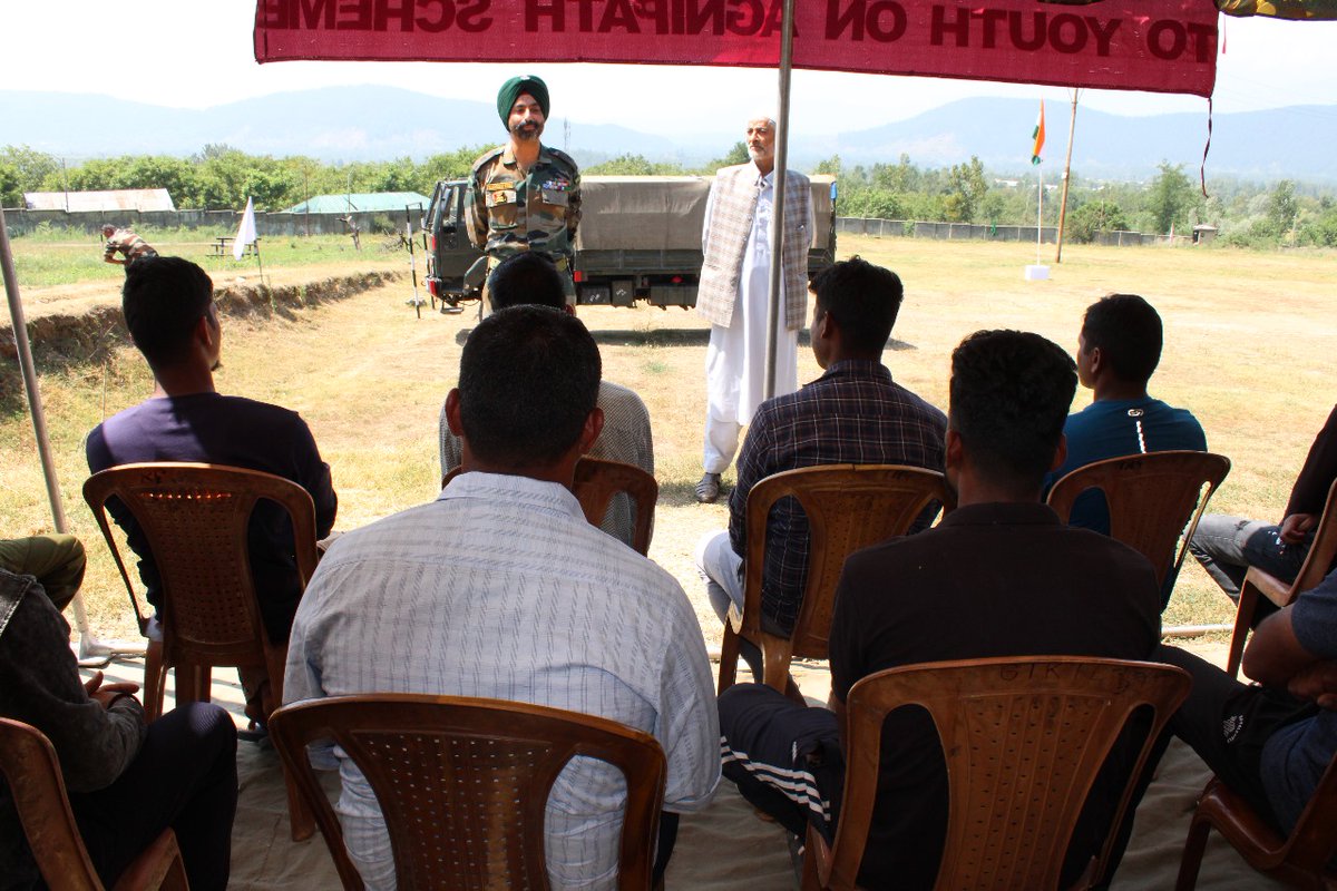 IrshadK87646771's tweet photo. #IndianArmy organised an  Awareness Drive for the Agnipath Scheme.

#Kigam
#Kashmir
#Kupwara
#IndianArmy
#HumSayaHaiHam
#ProsperousKashmir https://t.co/Fw5yWKKdnv