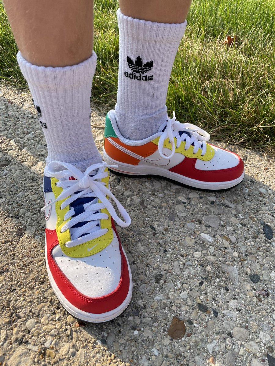 MrsSiddonsArt's tweet photo. Love these student’s first day kicks! #buildyourhappy @NBSPTO https://t.co/MvrtNAT6tn