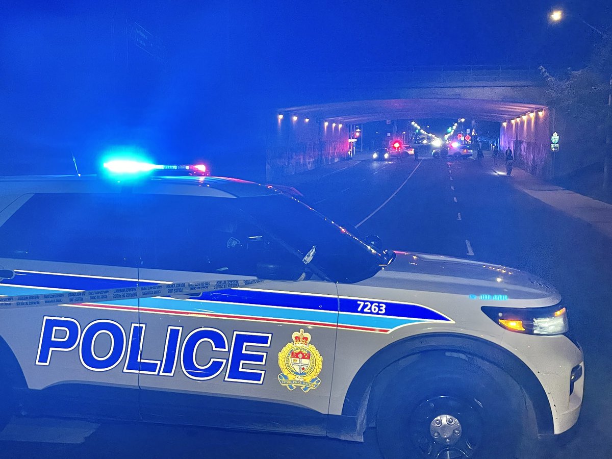 Cameradenuit2's tweet photo. Ottawa
Rue Bank fermé  à la circulation sous le viaduc de la 417 dans les deux directions 
Accident la police procède à une enquête 
une victime transporté à l’hôpital ￼ 
Vous avez des photos ou des videos info@cameradenuit.ca https://t.co/umXqGiPhx3