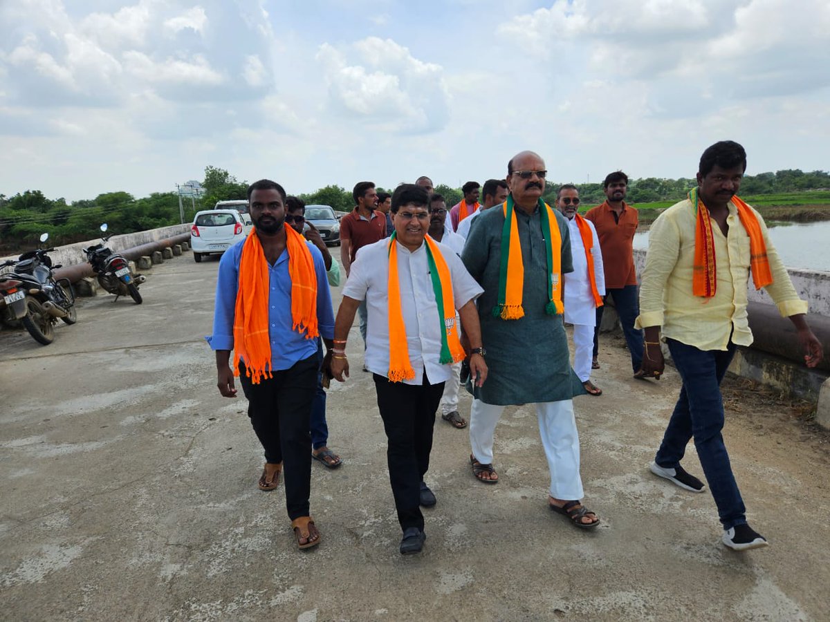 DajiSalkar's tweet photo. #vikastirth
Visited the bridge on Akkeru river across 2 villages connecting to the Krishna river and facilitating hundreds of farmers for their water requirements.The enthusiasm of our karyakartas knows no bounds with the immense development that our Govt has ushered in here https://t.co/1dTkutz4Gt