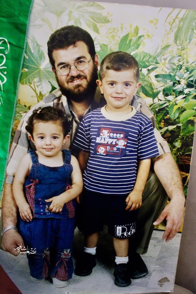 عشرون عامًا على استشهاد والدي

هذه الصورة،من أعز الصور إلى قلبي وأكثرها حبًا

تم التقاطها قبل يومين فقط من #استشهاد والدي (الشهيد القسامي رائد مسك)
كان عمري حينها 3 سنوات ونصف

استشهد والدي بتاريخ 19-8-2003 بعملية استشهادية بالقدس المحتلة وأسفرت عن مقتل 23 صهيونيا

يرحم روحك يابا