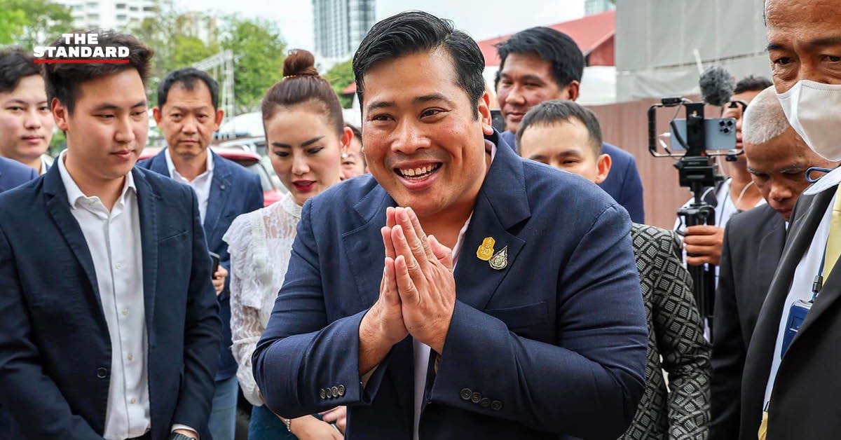kitkup's tweet photo. @KhaosodOnline เข็มกลัดแบบเดียวกันเลย https://t.co/qYKYFts318