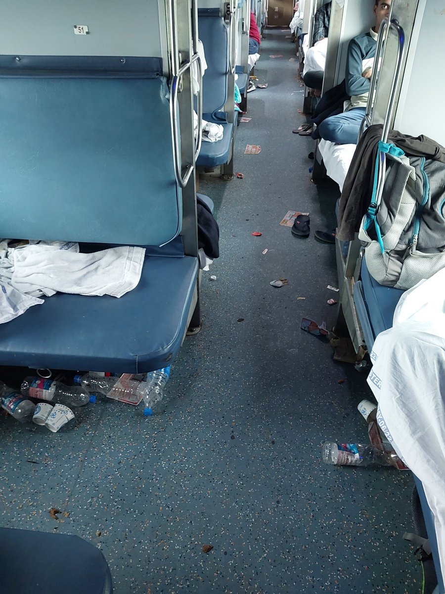 KiritJo67798958's tweet photo. सुबहके 9 बजे है, ट्रेनका डिब्बा dustbin बन चुका है।
जैसे IRCTC चाय नाश्ता देने के बाद पैसा लेती है वैसे ही टिकट में लगा हुआ सफाई का कोस्ट भी सफाई होने के बाद वसूला जाना चाहिए। तभी TRAIN साफ होंगे।

एक घंटे में चाय दस बार आ चुकी है, लेकिन सफाई एक बार भी नही। @AshwiniVaishnaw https://t.co/LOto3TjSFK
