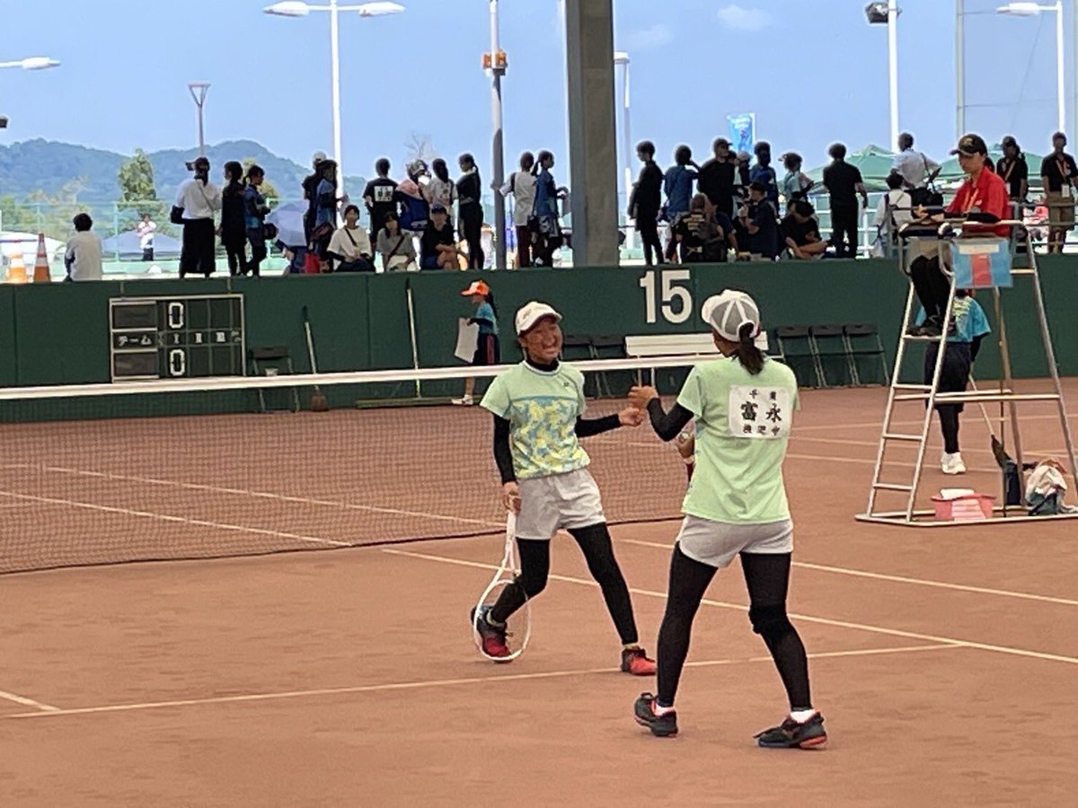 softeni3zyo's tweet photo. 初めての全中は1勝し2試合目にマッチを握ったけど敗戦
ベスト32という結果に終わりました！
1年生でこの舞台に立ち、終始緊張して自分のプレーが出来なかったようですが、この経験を糧にきっと1年後、2年後に自分の成績を越せるよう、これからを頑張って過ごしてもらいたいです💡
#全中
#ソフトテニス https://t.co/d9FEZtXn3f