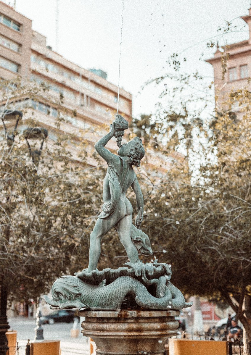 Aquí hay memorias de tiempos pasados
Que se ven reflejados en la luz del sol