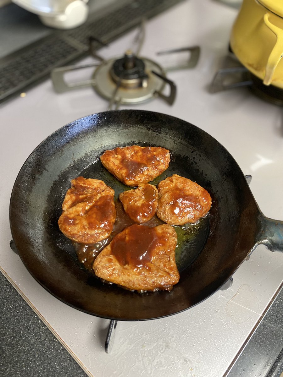 チャツネ肉（鶏むね肉をチャツネに漬けて焼いたやつ）が食べたいけど、鶏肉がない…ので大豆ミートで代用したらいけたね！😆