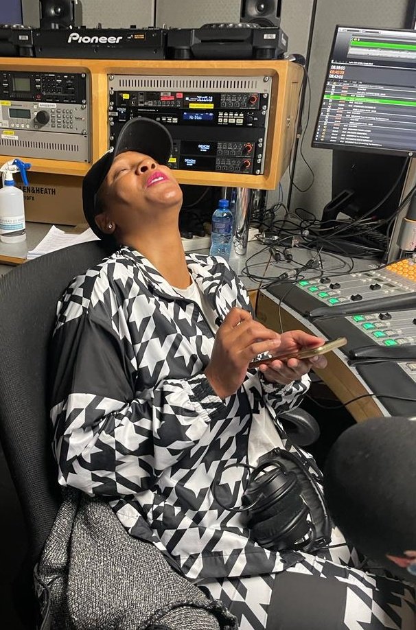 Radio2000_ZA's tweet photo. We are buzzzzzzzzzzzing bagaetsho #HappyTuesday let's go buzzers it's a new day, join in the big buzzzzzzz in town. Good morning! #TheMorningBuzz @GlenLewisSA @nathi_ndamase @LeloMzaca https://t.co/V4vMLgxqX4