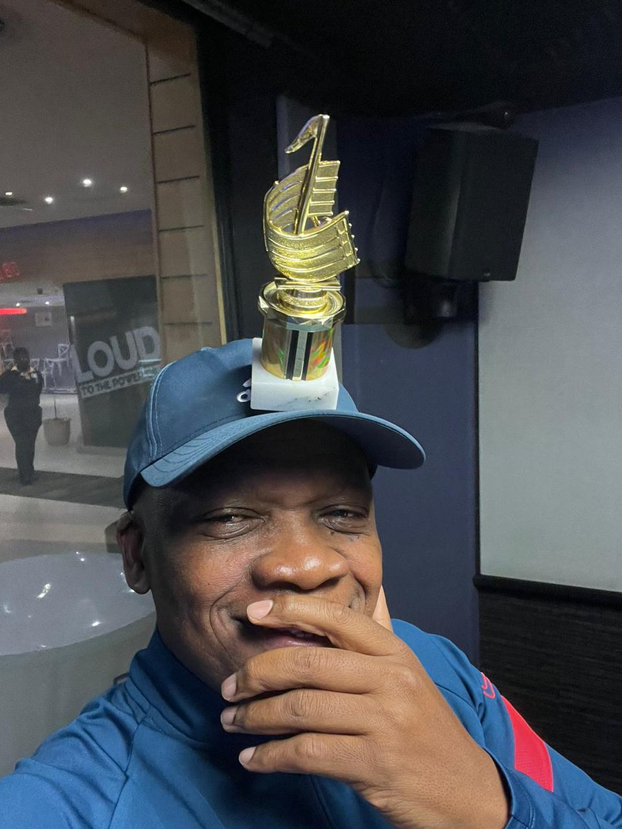 Radio2000_ZA's tweet photo. We are buzzzzzzzzzzzing bagaetsho #HappyTuesday let's go buzzers it's a new day, join in the big buzzzzzzz in town. Good morning! #TheMorningBuzz @GlenLewisSA @nathi_ndamase @LeloMzaca https://t.co/V4vMLgxqX4
