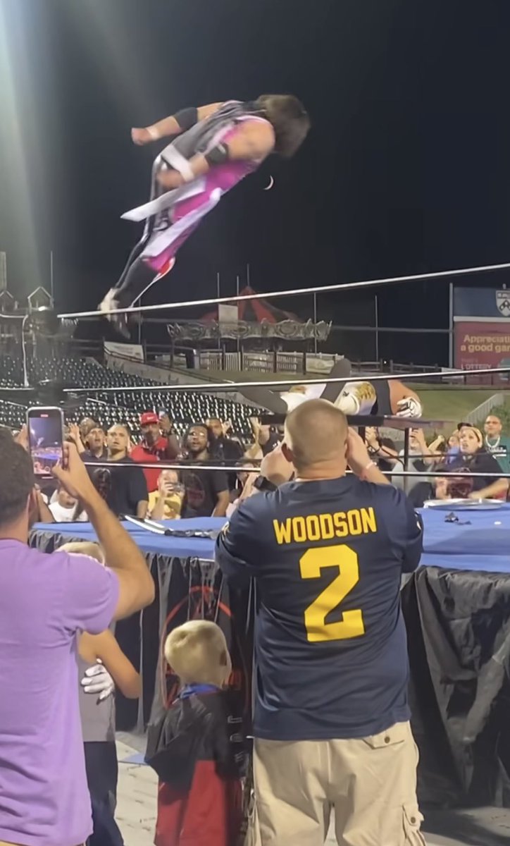 AngelicIllusion's tweet image. #RicardoRodriguez vs #KevinMurphy #ThreeLegaciesWrestling #RedRoseRumble Credit to FM97 WLAN for the video