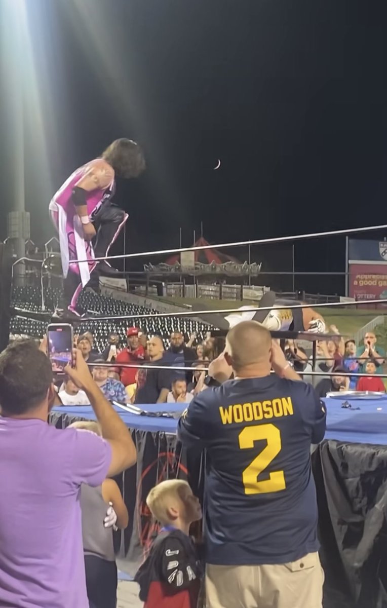 AngelicIllusion's tweet image. #RicardoRodriguez vs #KevinMurphy #ThreeLegaciesWrestling #RedRoseRumble Credit to FM97 WLAN for the video