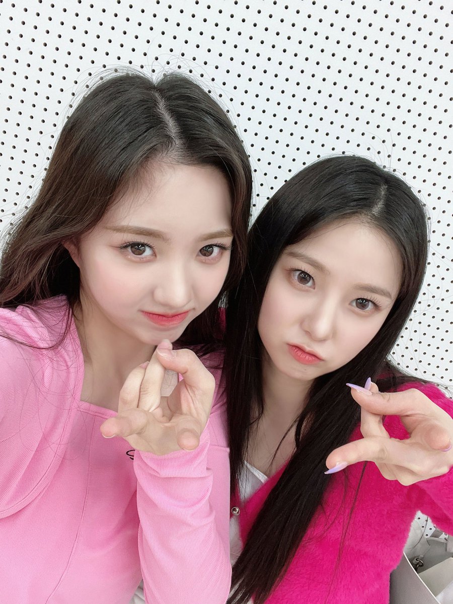 official_kep1er's tweet photo. 막내 예서 생일축하해 !! 10대의 마지막을 함께하다니 히히히 ❤️ 그래도 애기 예서🍼 사랑행❤️❤️

#최유진 #YUJIN 
#Kep1er #케플러 https://t.co/fM6vVfNOmj