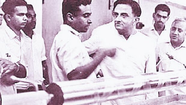 IndiaHistorypic's tweet photo. 1960s:: Young Scientist A.P.J Kalam With Vikram Sarabhai In ISRO https://t.co/Ki1bN4R4oM