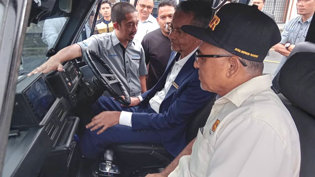 Sesi Pandu Uji  Electric Vehicle Conversion JKR (eVC)  oleh YBhg. Ketua Pengarah Kerja Raya telah diadakan di EV Tech. Center, Elmina Shah Alam. 

Sesi padu uji ini turut dihadiri oleh Pengarah Kanan CKM serta Pengarah Kej. ICT CKE.