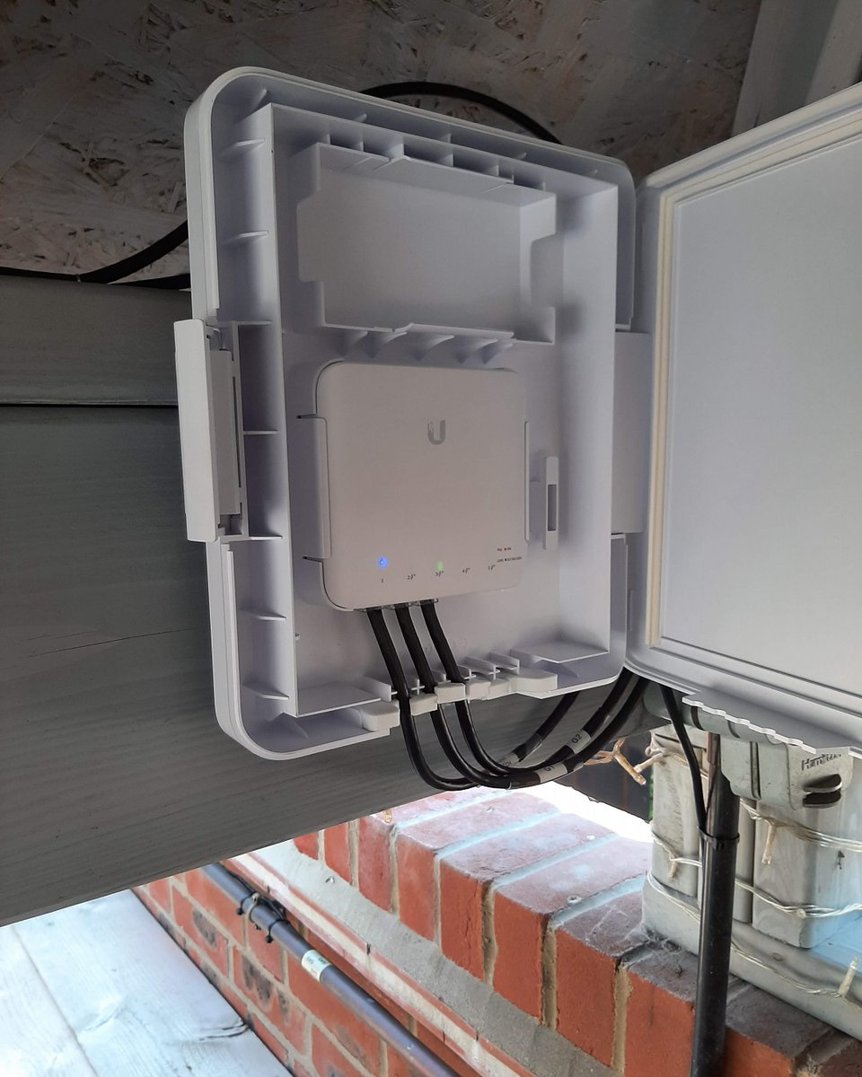 SirrahTech's tweet image. Some pics of a recent job to add network access to a pub garden pizza station for use with an EPOS terminal and network printer.  We used a weatherproof #Unifi switch enclosure and weatherproof network point so everything stays nice and dry when the weather is not so good! 🌞😎